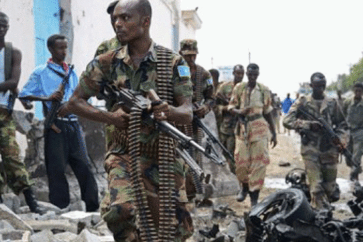 
	Soldados no complexo da ONU em Mogad&iacute;scio, ap&oacute;s o ataque: militantes do Shebab usaram carro-bomba e praticaram ataques suicidas para causar explos&otilde;es que abriram caminho no complexo
 (Mohamed Abdiwahab/AFP)