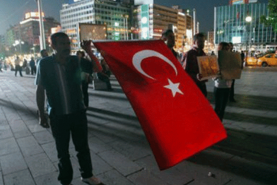 Turquia prende 18 membros de partido de esquerda