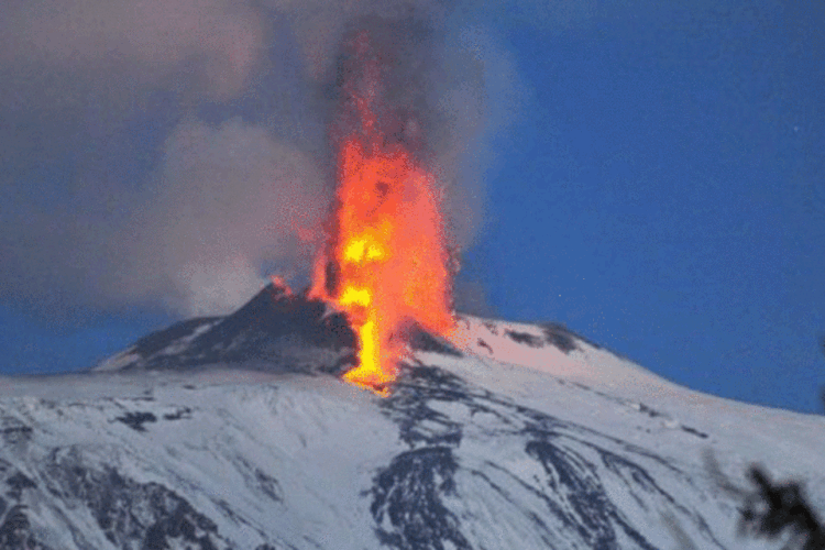 
	O vulc&atilde;o italiano Etna, um dos mais ativos do mundo: com 3.300 metros de altura, &eacute; o vulc&atilde;o ativo mais importante na Europa com atividade de pelo menos 2.700 anos
 (Marcello Paternostro/AFP)