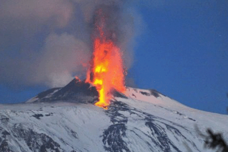 Vulcão Etna entra em erupção, mas não traz perigo