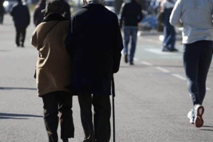 
	Idosos:&nbsp;expectativa de vida no pa&iacute;s &eacute; de 79,4 anos para os homens e 84,4 anos para as mulheres
 (Valery Hache/AFP)