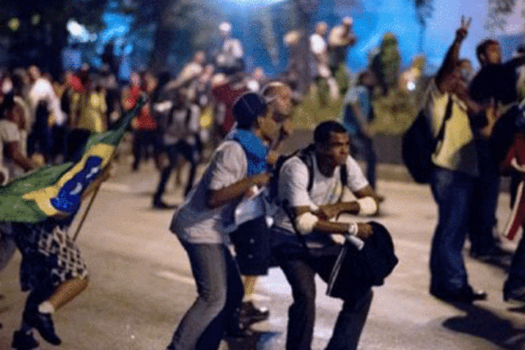 
	Manifesta&ccedil;&atilde;o no Rio de Janeiro: o grupo, no entanto, continua no local e a pol&iacute;cia se comprometeu a fechar novamente o tr&aacute;fego caso o movimento continue aumentando
 (Christophe Simon/AFP)