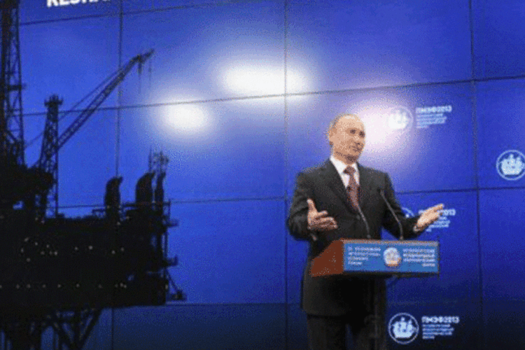 Presidente russo Vladimir Putin, em fórum econômico em São Petersburgo: acordo foi assinado pela empresa petrolífera russa Rosneft e a chinesa CNPC no fórum econômico (Mikhail Klimentyev/AFP)