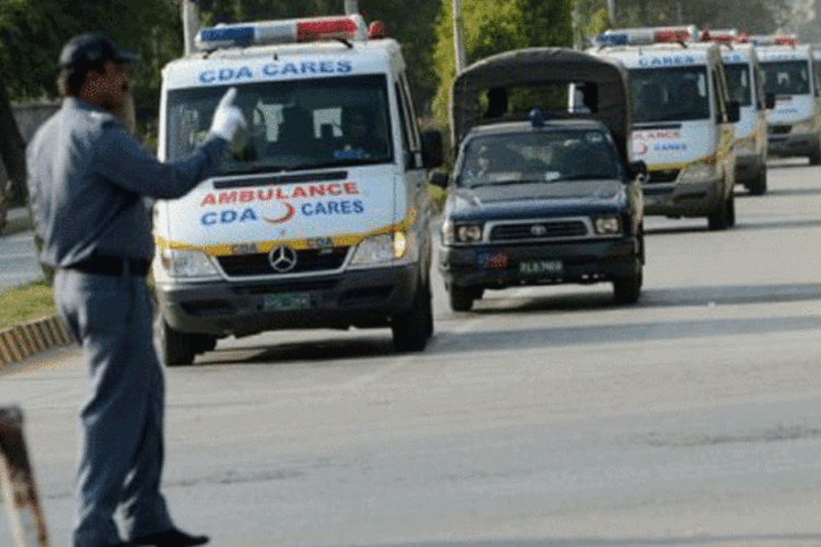 Ambulâncias transportam corpos dos alpinistas assassinados no Paquistão: 10 alpinistas estrangeiros e seu guia local foram assassinados no domingo, no Himalaia paquistanês (Farooq Naeem/AFP)