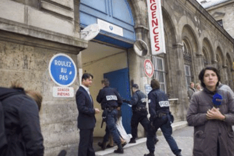 Frente do hotel onde o empresário francês Bernard Tapie estaria hospedado: arbitragem do litígio com o banco Crédit Lyonnais obrigou França a indenizar Tapie em mais de 400 milhões de euros (Fred Dufour/AFP)