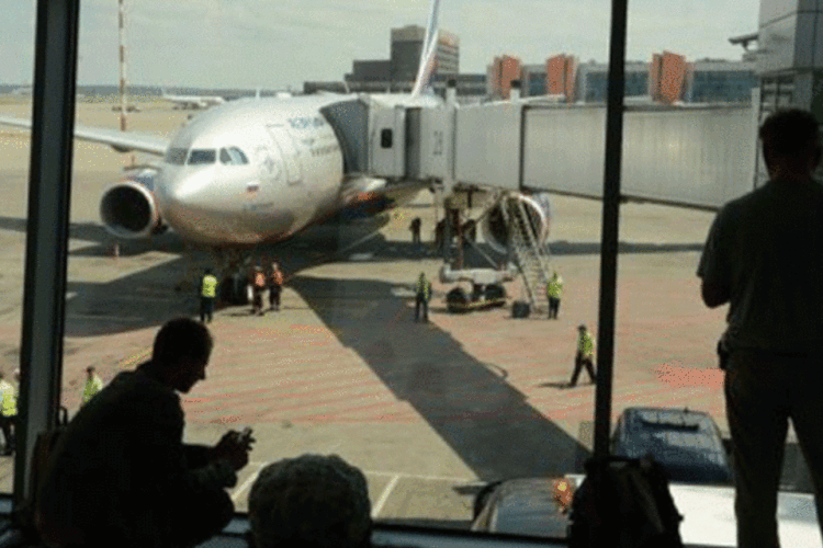 Pessoas olham para avião do voo SU 150, com destino a Havana, aeronave em que se cogitou que Snowden teria embarcado: americano não estava a bordo, segundo fonte de serviços de segurança (Kirill Kudryavtsev/AFP)