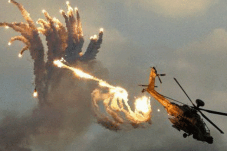 Helicóptero israelense utiliza sistema de defesa antimísseis durante um show aéreo: ataques aconteceram horas depois do lançamento de cinco foguetes contra o sul de Israel, dois deles interceptados pelo sistema (Jack Guez/AFP)