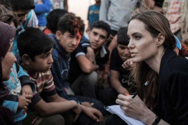 Angelina conversa com refugiados sírios: "o mundo ainda tem de assumir os estupros em zonas de guerra como uma prioridade", afirmou ( O. Laban-Mattei/AFP)