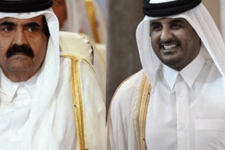 Hamad bin Khalifa al-Thani (e) e Tamin bin Hamad: emir se reuniu com a família real do Catar e informou que cederá o poder ao príncipe herdeiro (Karim Sahib/Mohammed al-Shaikh/AFP)