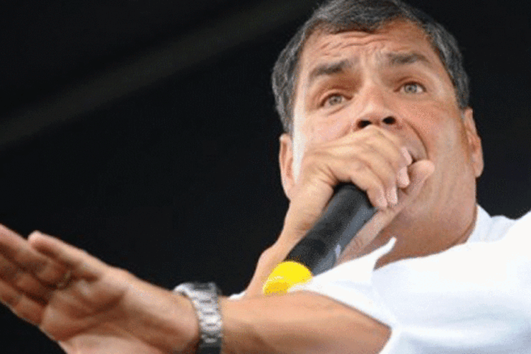 
	Presidente equatoriano, Rafael Correa: presidente desistiu de projeto de proteger a &aacute;rea para poder explorar petr&oacute;leo
 (Rodrigo Buendia/AFP)