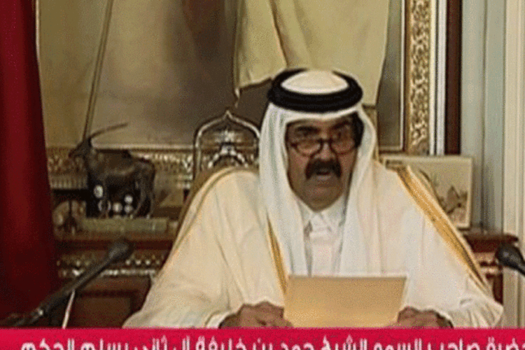 
	Imagem do pronunciamento na TV do Catar do xeque Hamad ben Khalifa al Thani em que o l&iacute;der abre m&atilde;o do poder: segundo an&uacute;ncio, abdica&ccedil;&atilde;o em favor do filho foi para dar espa&ccedil;o &agrave; nova gera&ccedil;&atilde;o
 (Ho/AFP)