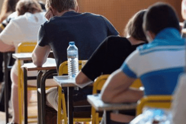 
	Estudantes: agora, pode participar do processo seletivo o estudante com renda familiar mensal bruta per capita de at&eacute; tr&ecirc;s sal&aacute;rios m&iacute;nimos
 (Frederick Florin/AFP)