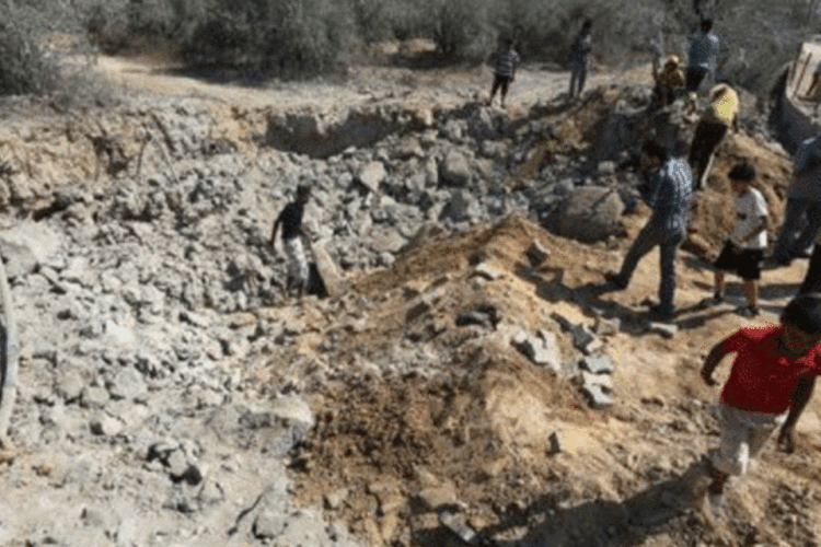 
	Palestinos observam &aacute;rea atingida por ataque a&eacute;reo israelense na Faixa de Gaza em junho: foram disparados tr&ecirc;s foguetes a partir da Faixa de Gaza contra Israel, mas n&atilde;o deixaram v&iacute;timas ou danos
 (Mahmud Hams/AFP)