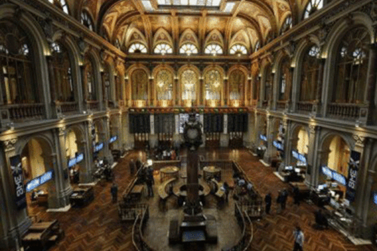 
	Bolsa de Madri: um discurso mais ameno foi o tom adotado pelos investidores na sess&atilde;o desta sexta-feira na Europa
 (Cristina Quicler/AFP)