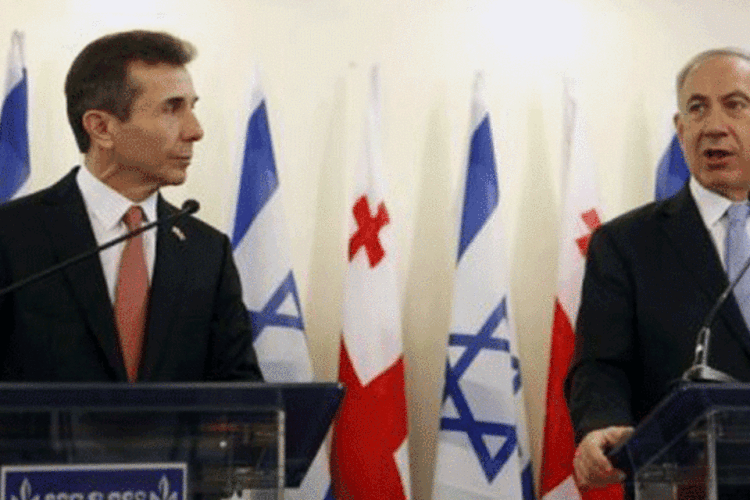 Primeiro-ministro israelense, Benjamin Netanyahu (d), durante coletiva de imprensa: "a paz está intrinsecamente ligada à capacidade de Israel de se defender", disse ( Lior Mizrahi/AFP)