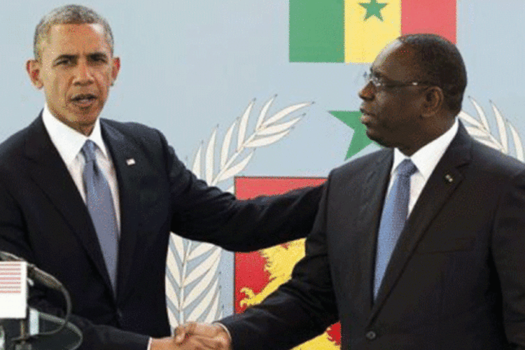 
	Barack Obama cumprimenta presidente do Senegal, Macky Sall: Obama, cujo pai era queniano, s&oacute; tinha feito uma visita &agrave; &Aacute;frica desde sua elei&ccedil;&atilde;o em 2008, durante uma breve escala em Gana.
 (Saul Loeb/AFP)