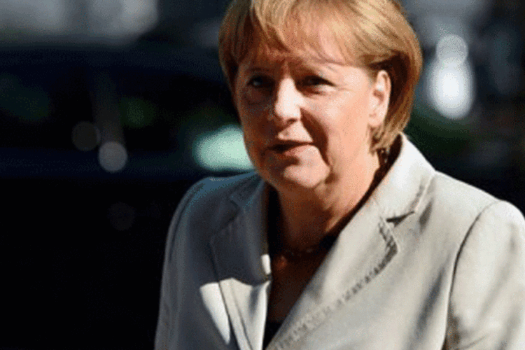 
	Angela&nbsp;Merkel: chanceler alem&atilde;&nbsp;assegurou que a Alemanha acompanhar&aacute; de perto o cumprimento do plano desenhado pelos EUA e R&uacute;ssia para destruir o arsenal qu&iacute;mico s&iacute;rio
 (Johannes Eisele/AFP)