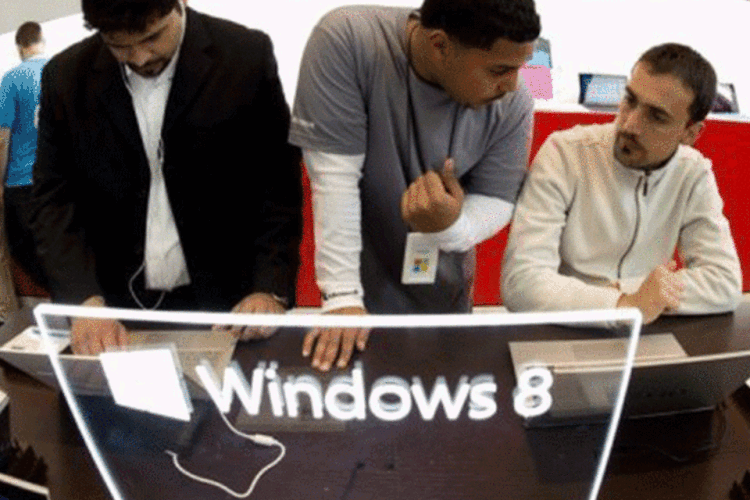 
	Loja da Microsoft em Nova York: empresa &quot;tentou e seguir&aacute; tentando corrigir a falsa impress&atilde;o que leva a acreditar que permitia ao governo americano um acesso direto a seus servidores e redes&quot;
 (Don Emmert/AFP)