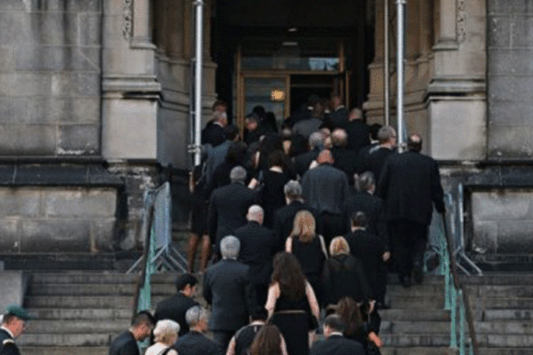 Convidados chegam à catedral para o funeral: entre as personalidades presentes estavam o ator Alec Baldwin e o governador de Nova Jersey, Chris Christie (Andrew Burton/AFP)