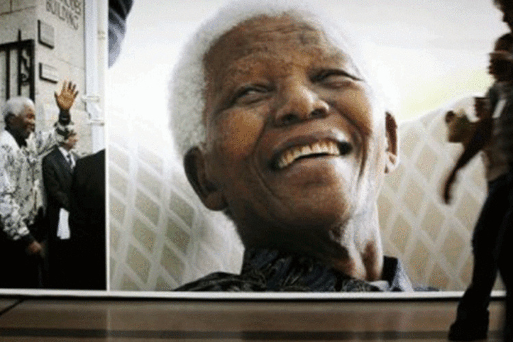 
	Homenagem a Mandela: ex-presidente sul-africano&nbsp;morreu&nbsp;nesta quinta-feira em sua casa em Johanesburgo, anunciou o atual mandat&aacute;rio do pa&iacute;s, Jacob Zuma
 (Nardus Engelbrecht/AFP)