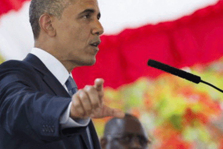 Obama participa de uma entrevista coletiva no Senegal: "não vamos interceptar voos para capturar um hacker de 29 anos", declarou (.)