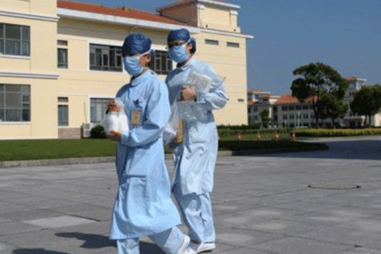 Funcionárias de um hospital do sudoeste de Xangai: especialistas temem uma mutação do vírus H7N9, que o tornaria facilmente transmissível entre humanos e poderia provocar uma pandemia (Peter Parks/AFP)