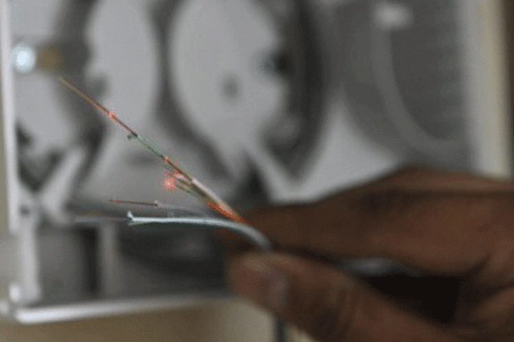 Cabos de fibra óptica: novidade está baseada na emissão de raios laser chamada "turbilhão óptico", devido à qual a luz se desloca como um tornado ao invés de fazê-lo em linha reta (Bertrand Langlois/AFP)