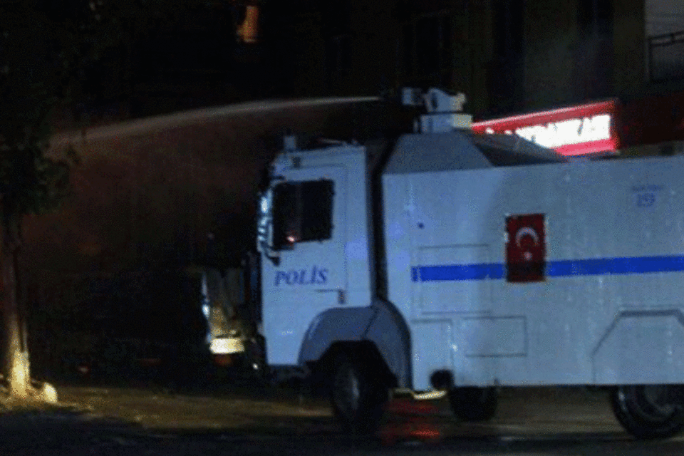 Polícia turca lança jatos d'água para dispersar manifestantes: protestos diminuíram em Istambul, epicentro das manifestações, mas prosseguem na capital do país (Adem Altan/AFP)