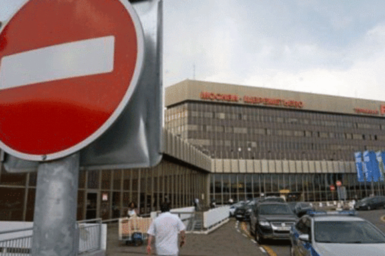 
	Aeroporto internacional de Moscou, onde Edward Snowden est&aacute; desde domingo: &quot;se tivessem informado antes, &eacute; poss&iacute;vel que Snowden nunca tivesse decolado para Moscou&quot;, disse fonte russa
 (Kirill Kudryavtsev/AFP)