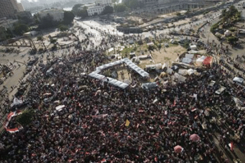 Milhares protestam contra o presidente na praça Tahrir, Cairo: Exército reforçou presença nas grandes cidades para proteger prédios públicos (Gianluigi Guercia/AFP)