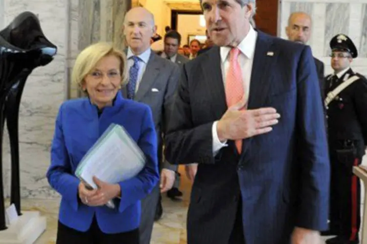 
	Ministra das Rela&ccedil;&otilde;es Exteriores da It&aacute;lia, Emma Bonino (e), com o Secret&aacute;rio de Estado dos EUA, John Kerry: americanos &quot;garantiram que esclarecer&atilde;o o assunto com a Uni&atilde;o Europeia&quot;, diz nota
 (Mladen Antonov/AFP)