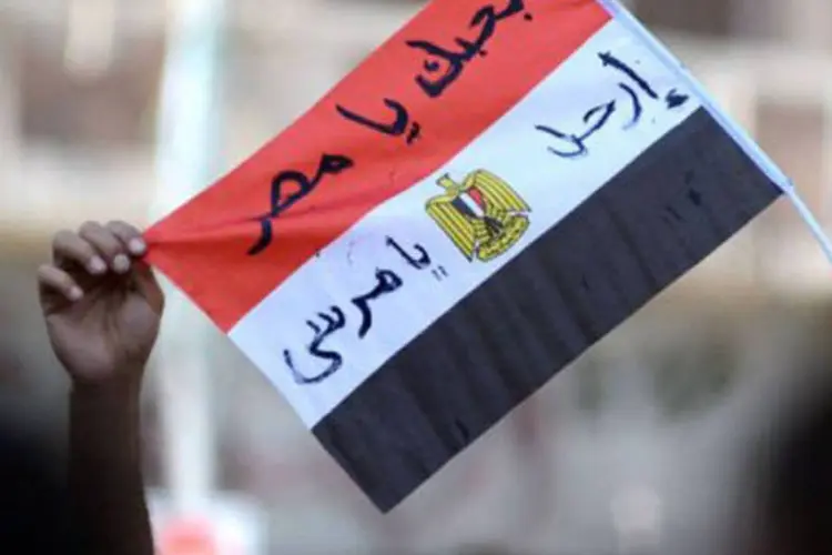 
	Opositor de Mursi exibe uma bandeira em que se l&ecirc; &quot;&#39;Te amo, Egito. Fora, Mursi&quot;, em Alexandria
 (AFP)