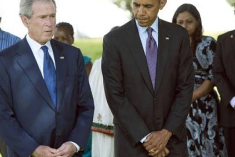 
	Obama e Bush respeitaram um minuto de sil&ecirc;ncio diante do memorial: homenagem teve importante valor simb&oacute;lico, j&aacute; que poucas vezes um presidente e seu antecessor aparecem juntos em p&uacute;blico
 (Saul Loeb/AFP)
