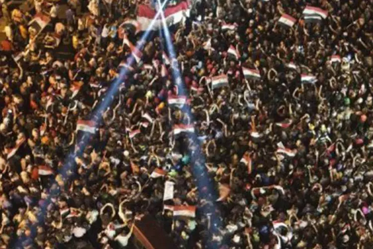 
	Manifestantes eg&iacute;pcios contr&aacute;rios ao presidente Mohamed Morsi em frente ao pal&aacute;cio presidencial, no Cairo
 (Khaled Desouki/AFP)