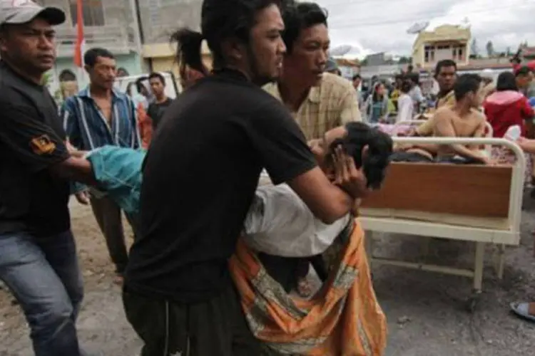 
	Sobreviventes s&atilde;o atendidos do lado de fora do hospital, no vilarejo de Lampahan: em 2004, um tremor de grande magnitude seguido por um tsunami causou a morte de 170 mil pessoas na regi&atilde;o
 (Fikri Ramadhavi/AFP)
