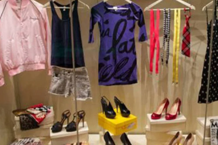 
	Roupas e acess&oacute;rios usados por Amy s&atilde;o exibidos no Jewish Museum, em Londres: o irm&atilde;o mais velho de Amy reuniu uma cole&ccedil;&atilde;o de fotografias, roupas e objetos da cantora
 (Andrew Cowie/AFP)