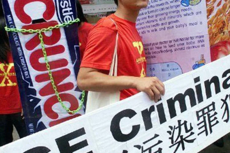 Manifestantes chineses protestam contra suposto uso de transgênicos pela Nestlé: governo abriu investigação por suposto acordo de preços dos produtores estrangeiros de leite em pó para bebês (Peter Parks/AFP)