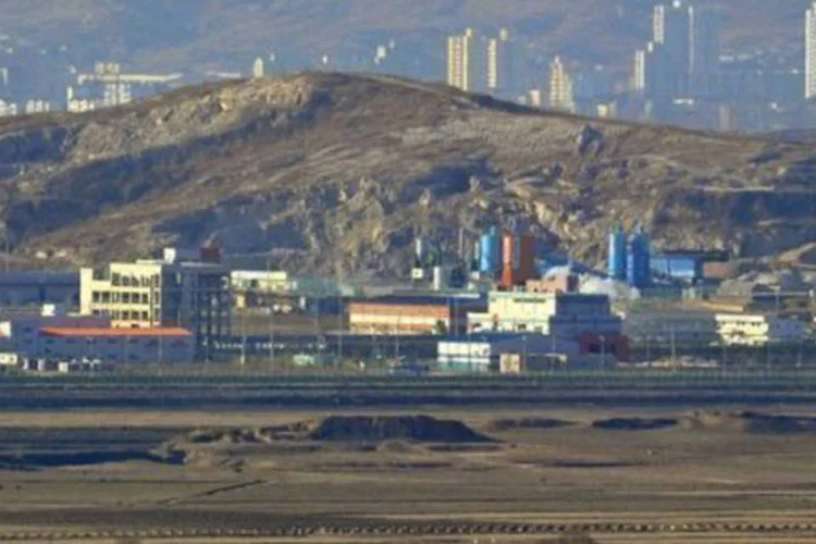 
	Complexo industrial de Kaesong, visto de uma torre de observa&ccedil;&atilde;o sul-coreana: minist&eacute;rio sul-coreano da Unifica&ccedil;&atilde;o declarou que as negocia&ccedil;&otilde;es ser&atilde;o realizadas no s&aacute;bado
 (Jung Yeon-Je/AFP)