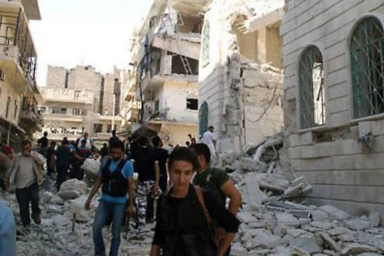 
	&Aacute;rea residencial de Aleppo destru&iacute;da em 29 de junho de 2013: inseguran&ccedil;a alimentar cresceu devido interrup&ccedil;&atilde;o da produ&ccedil;&atilde;o agr&iacute;cola, san&ccedil;&otilde;es econ&ocirc;micas e altos pre&ccedil;os dos alimentos, entre outros
 (Jalal al-Halabi/AFP)