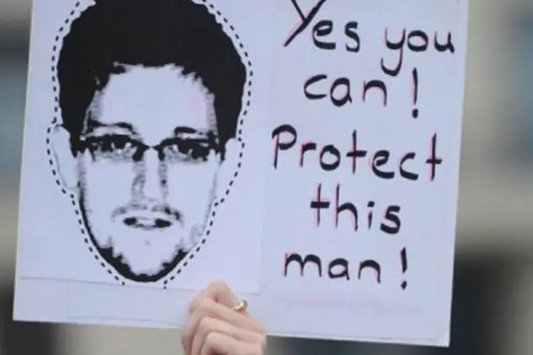 
	Manifestantes apoiam Edward Snowden: segundo Psaki, o governo americano j&aacute; se p&ocirc;s em contato com uma das organiza&ccedil;&otilde;es que participaram da reuni&atilde;o com Snowden, a Human Rights Watch (HRW).
 (Afp.com / Ole Spata)
