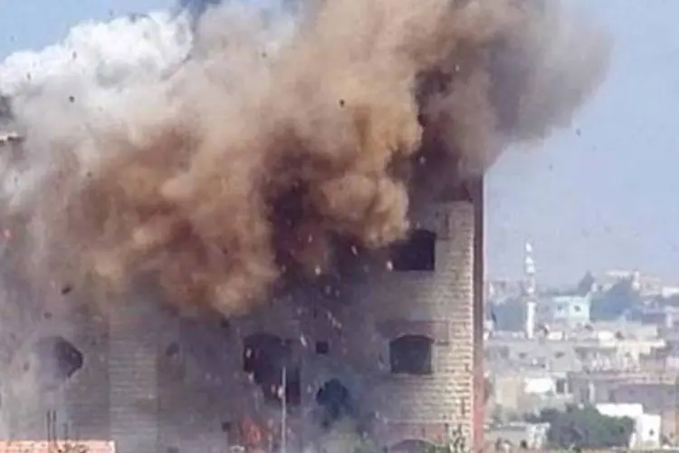 Foto de 2 de junho de 2013 divulgada pela rede de notícias Shaam mostra prédio da cidade de al-Hula, na província de Homs, sendo destruído (Afp.com / Ho)