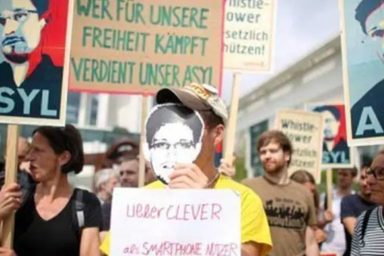 
	Protesto em apoio a Edward Snowden em Berlim: segundo o Dagbladet, com base em documentos entregues por Snowden, a NSA espionou 33,2 milh&otilde;es de chamadas
 (Afp.com / Kay Nietfeld)