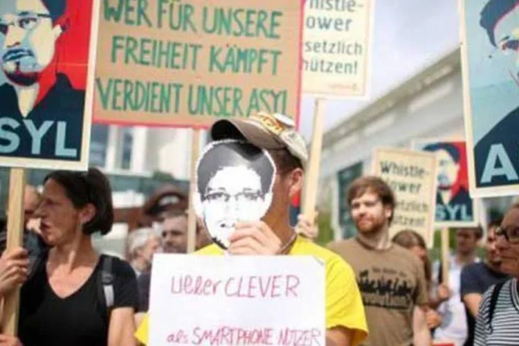 
	Protesto em apoio a Edward Snowden em Berlim: segundo o Dagbladet, com base em documentos entregues por Snowden, a NSA espionou 33,2 milh&otilde;es de chamadas
 (Afp.com / Kay Nietfeld)