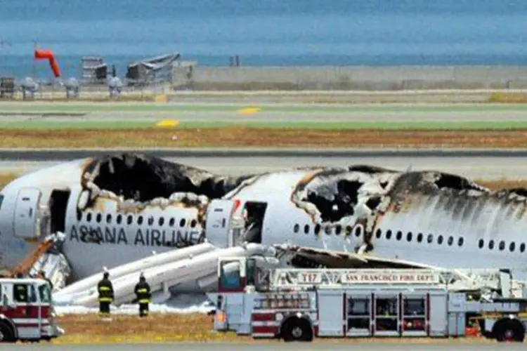 
	Boeing 777 da Asiana Airlines, que se acidentou no pouso, &eacute; visto no Aeroporto Internacional de S&atilde;o Francisco: an&aacute;lises mostram que avi&atilde;o voava muito baixo e em velocidade moderada
 (Josh Edelson/AFP)
