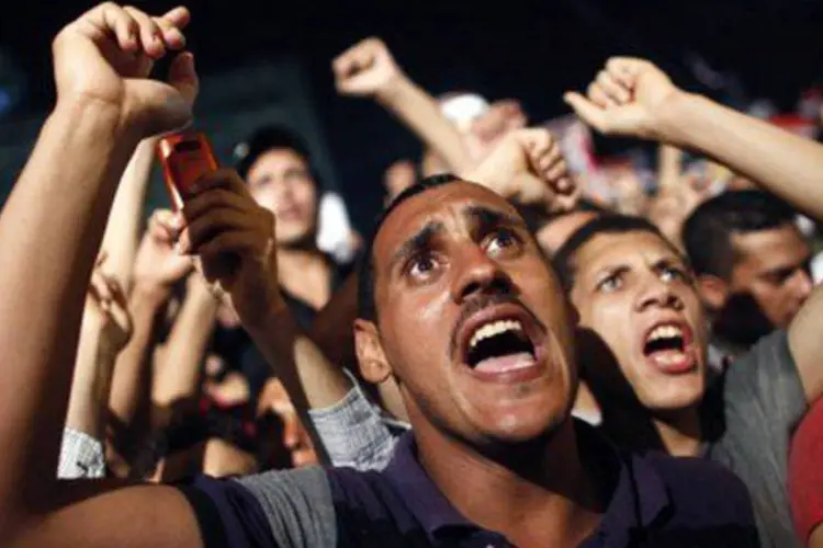 
	Eg&iacute;pcios favor&aacute;veis &agrave; Irmandade Mu&ccedil;ulmana gritam palavras de apoio ao presidente deposto Mohamed Mursi
 (Mahmoud Khaled/AFP)
