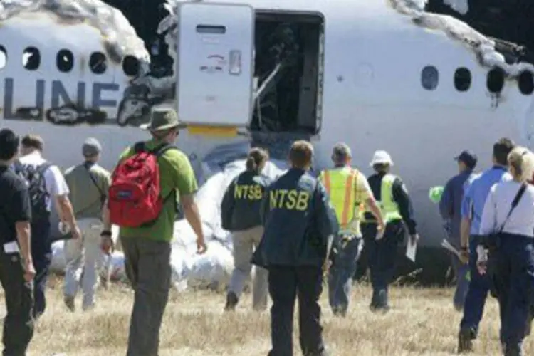 
	Equipe chega ao local do acidente com o Boeing 777: pedido de abortar pouso foi registrado no gravador da cabine de comando 1,5 segundo antes da queda, disse coordenadora das investiga&ccedil;&otilde;es
 (AFP)
