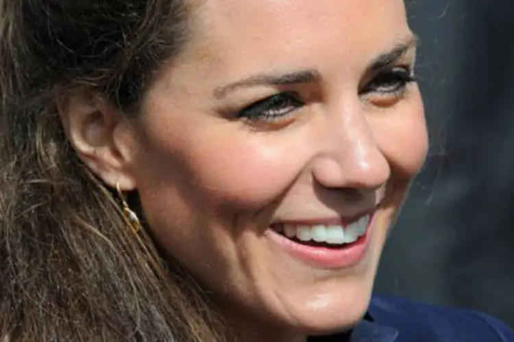 A duquesa de Cambridge, Kate Middleton: depois da internação de Kate, por causa de fortes enjoos causados pela gravidez, uma designer criou "sacos de vômito" com a imagem do casal com um bebê nos braços. Era só o começo (Andrew Yates/AFP)