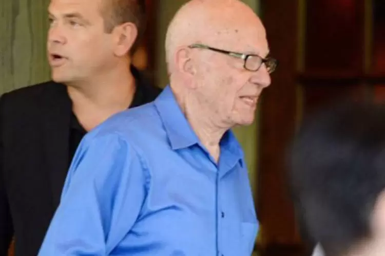 
	Rupert Murdoch (d), com o filho Lachlan Murdoch: News Corp disse que Lachlan ir&aacute; dividir seu tempo entre Nova York e Sydney, o que lhe permitir&aacute; continuar a desenvolver seus neg&oacute;cios independentes
 (Kevork Djansezian/AFP)