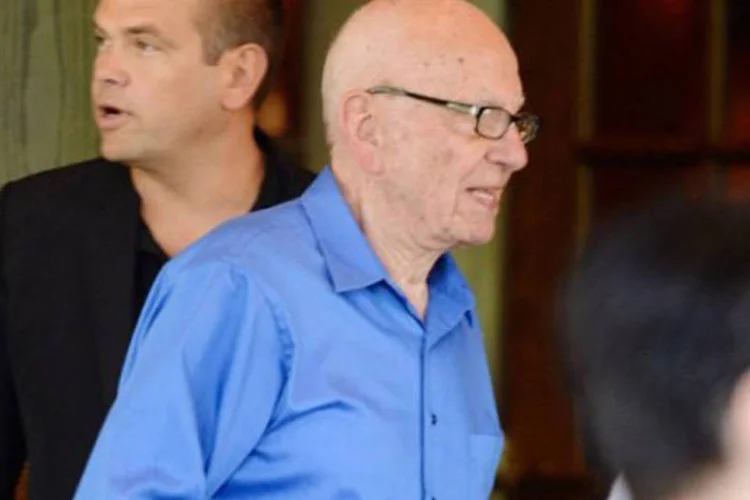 
	O presidente-executivo da News Corporation, Rupert Murdoch (d), com o filho Lachlan Murdoch: parlamento j&aacute; afirmou que Murdoch n&atilde;o era apto para dirigir um grupo internacional de imprensa
 (Kevork Djansezian/AFP)