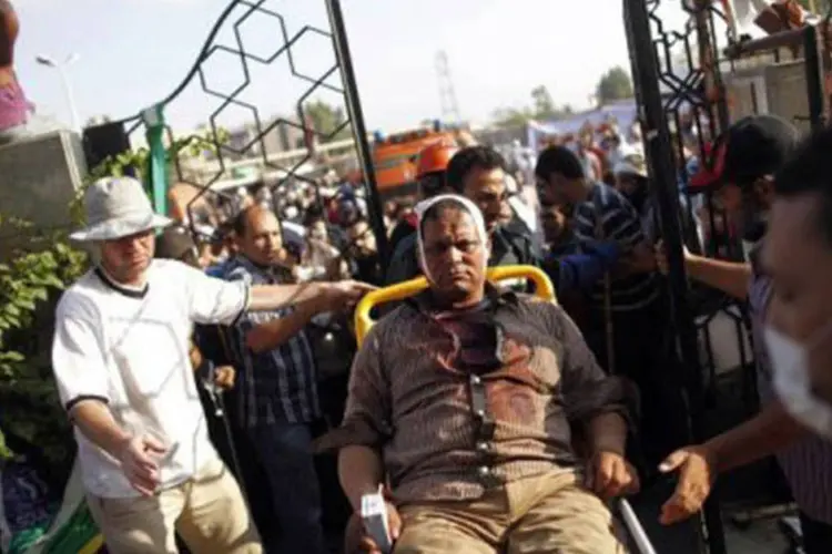 Egípcio ferido é levado para hospital após confrontos: "apesar de alguns manifestantes terem atuado com violência, a resposta (do exército) foi desproporcional", afirmou entidade em comunicado (Mahmoud Khaled/AFP)